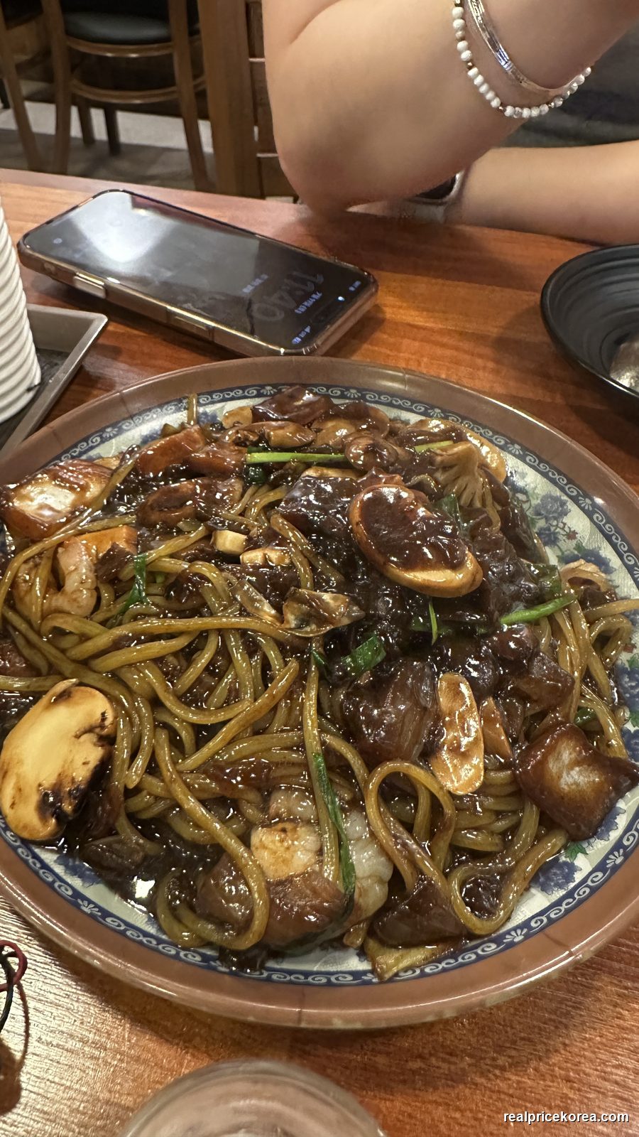 Seafood jaengban jjajang (platter-style black bean noodles, ₩9,000) + jjamppong (spicy seafood noodle soup, ₩8,000)
