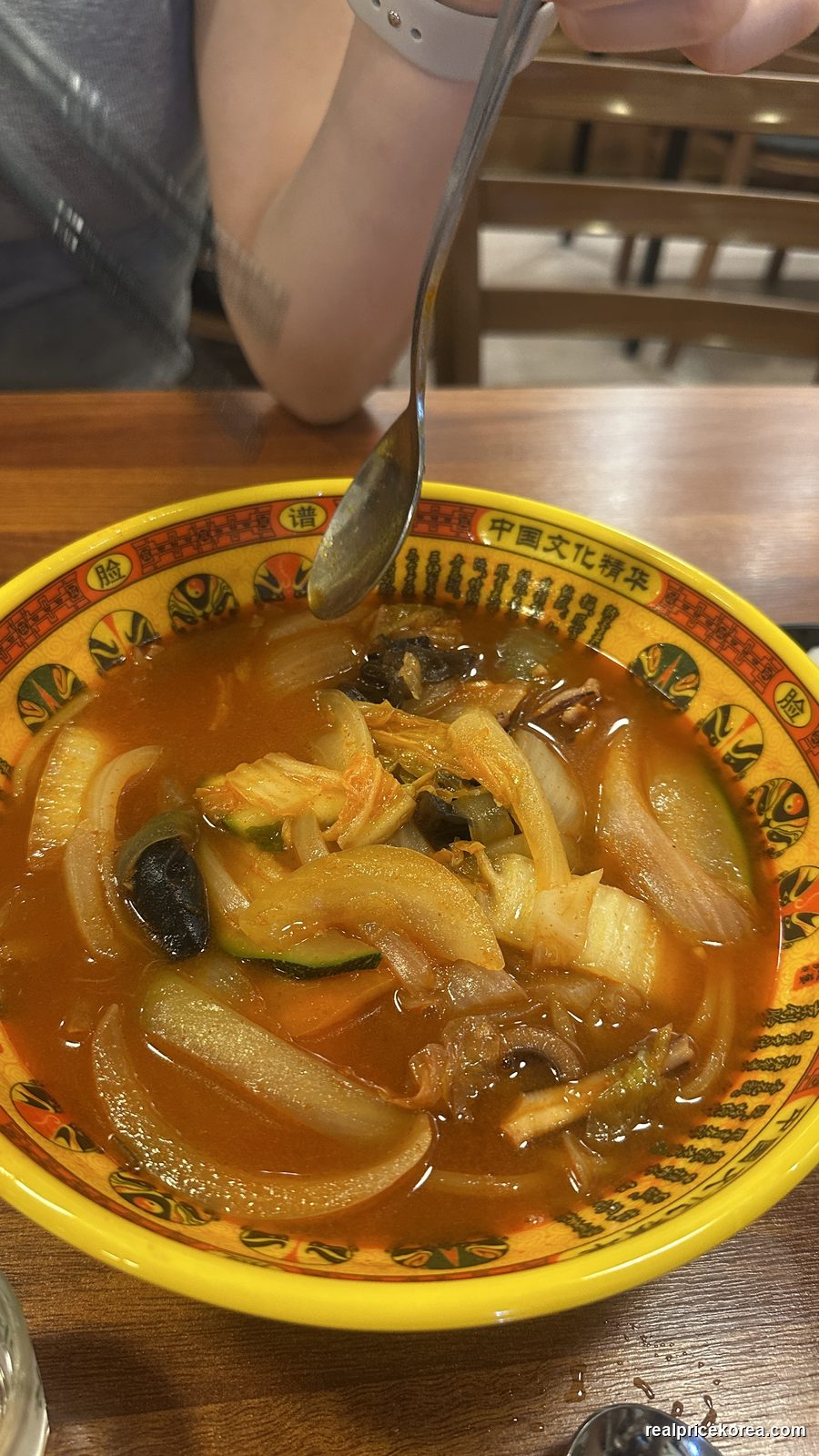 Seafood jaengban jjajang (platter-style black bean noodles, ₩9,000) + jjamppong (spicy seafood noodle soup, ₩8,000)
