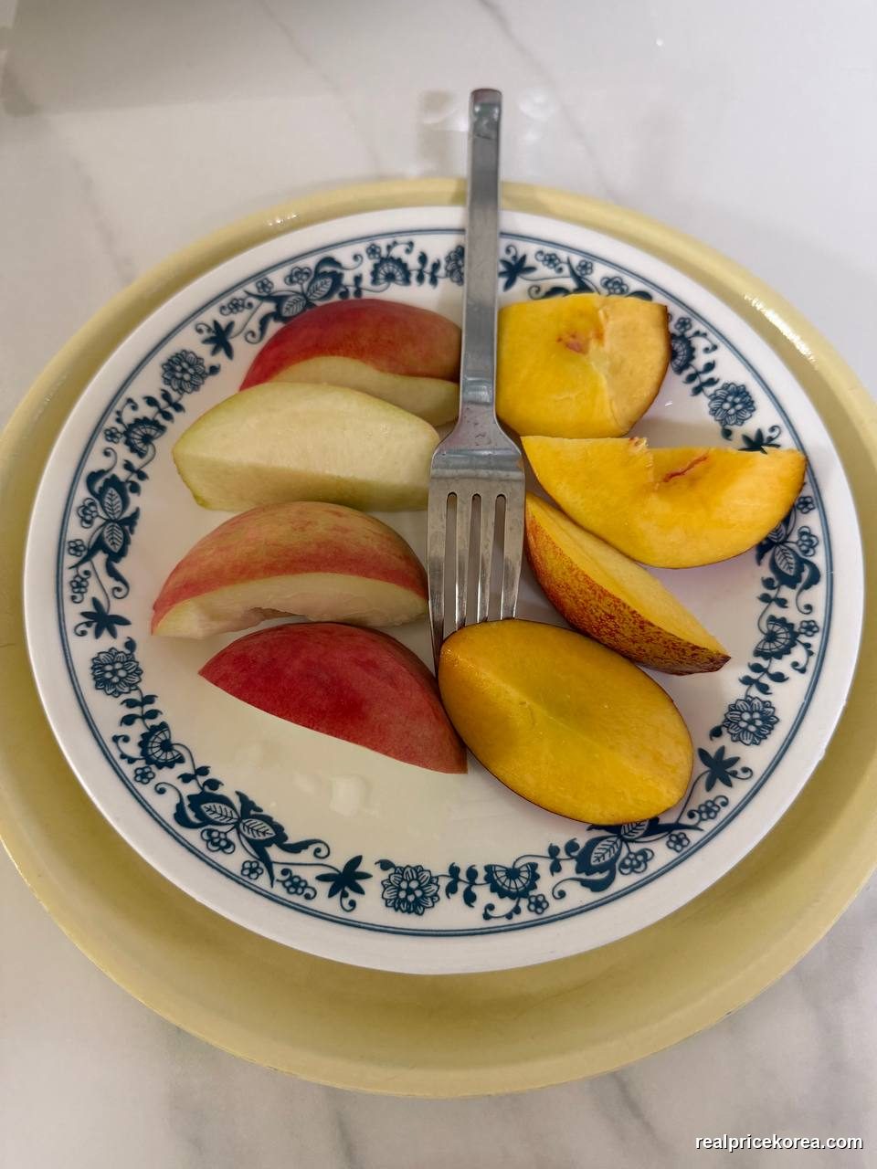 Nectarines (천도복숭아, smooth-skin peach), 7 pieces in a stall bowl