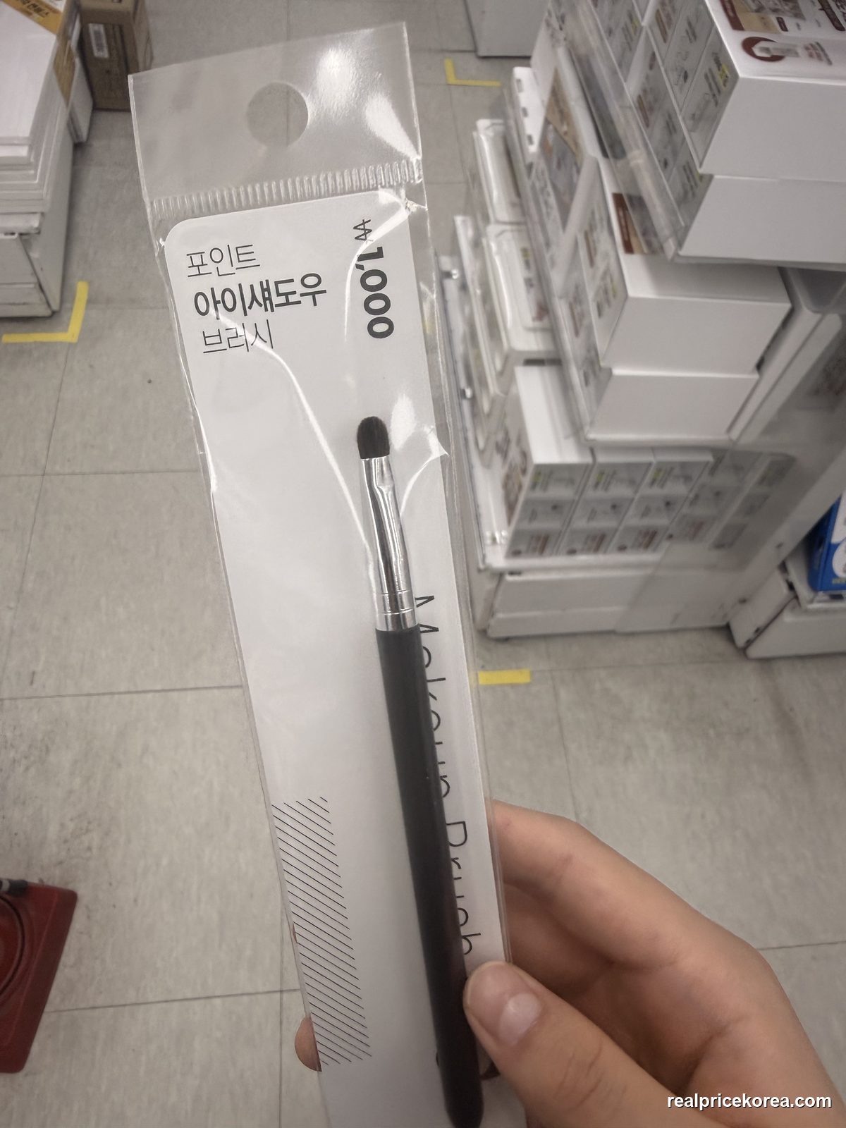Daiso Point Eyeshadow Brush (item no. small precision tip)